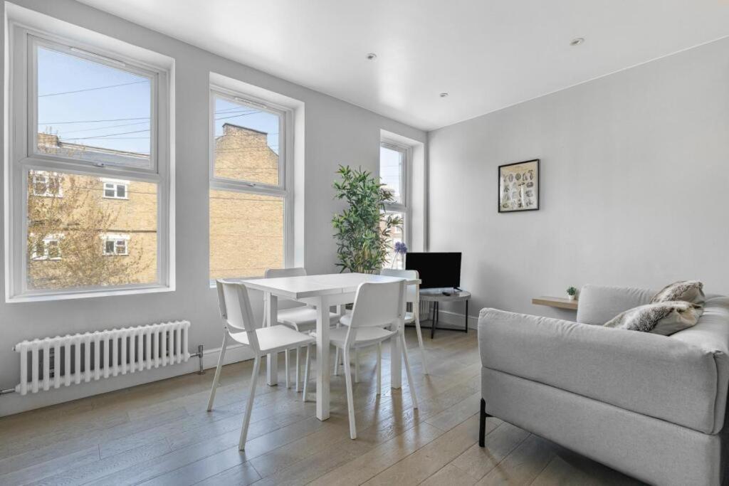 Brilliant 2 Bed Apartment - Spacious, Central & Well-Connected 伦敦 外观 照片