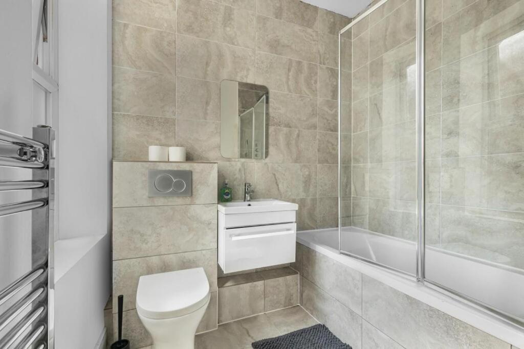 Brilliant 2 Bed Apartment - Spacious, Central & Well-Connected 伦敦 外观 照片